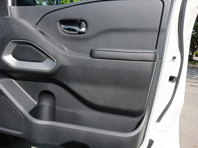 Vehicle image 33 of 71