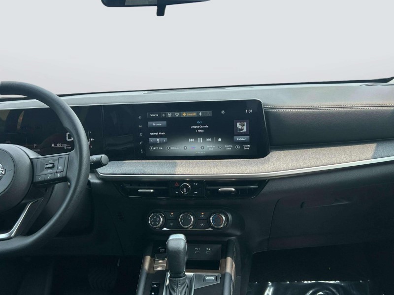 Vehicle image 15 of 24