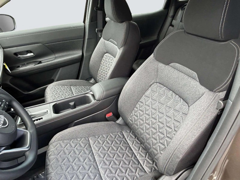 Vehicle image 18 of 24