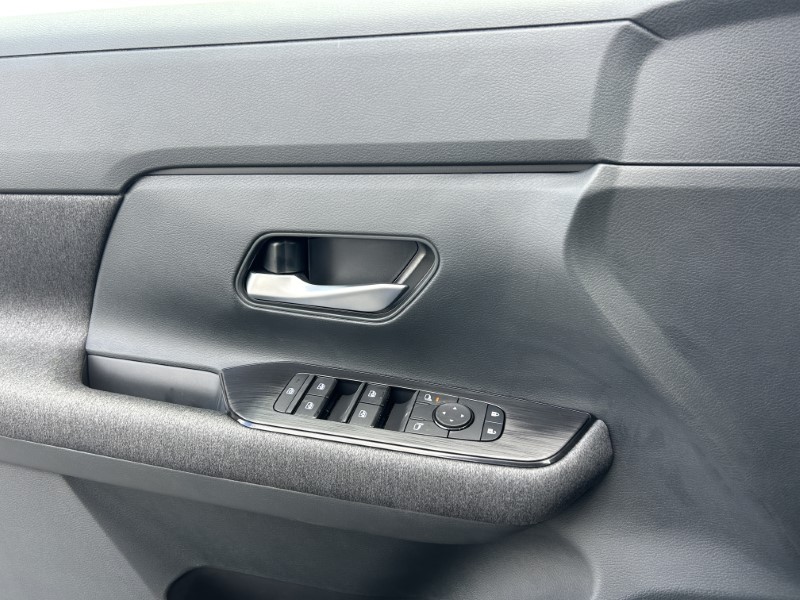 Vehicle image 17 of 24