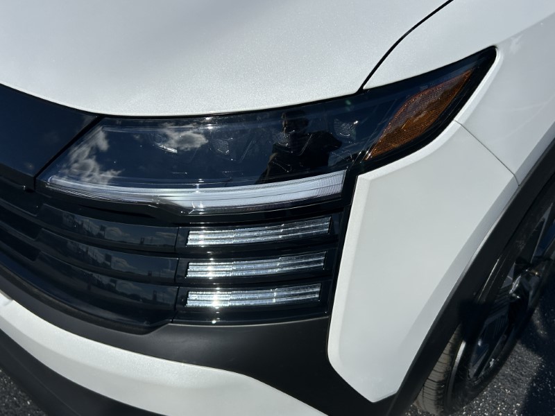 Vehicle image 13 of 24