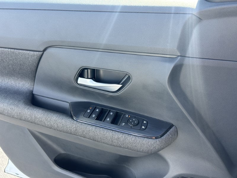 Vehicle image 17 of 24