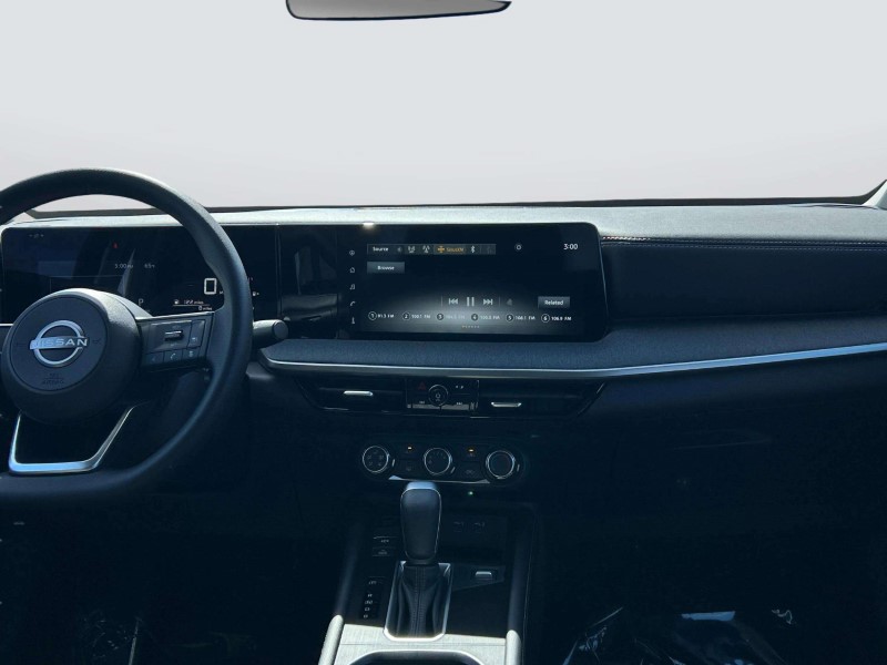 Vehicle image 15 of 24