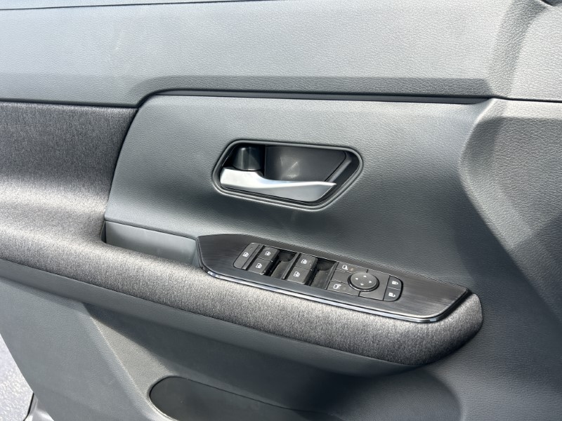 Vehicle image 17 of 24