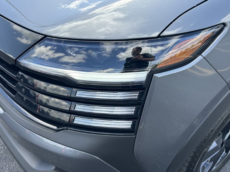 Vehicle image 13 of 24