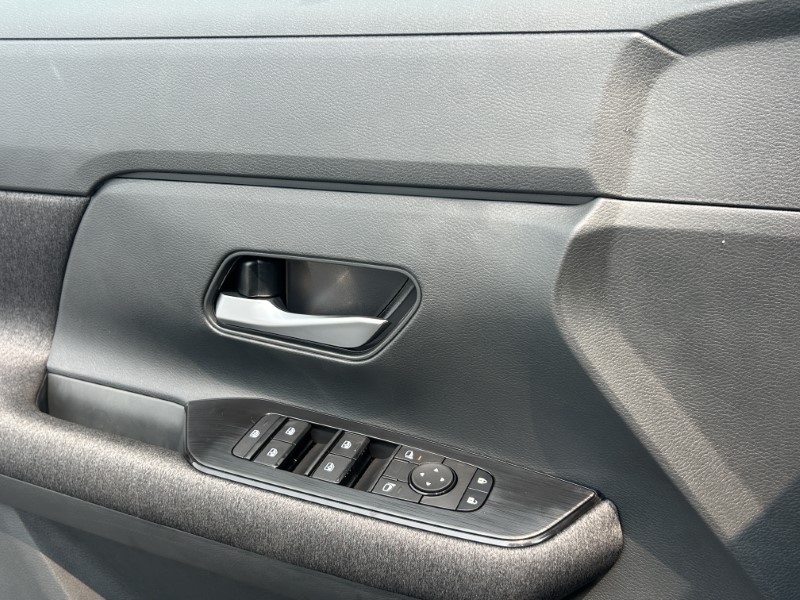 Vehicle image 17 of 24