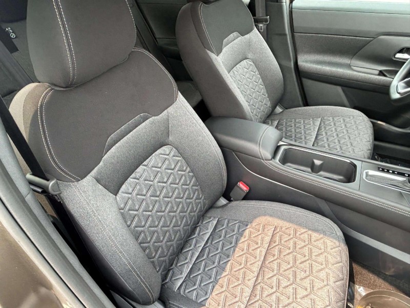 Vehicle image 22 of 24