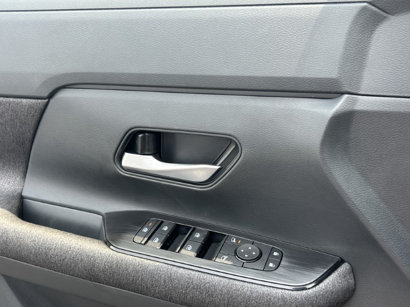 Vehicle image 17 of 24