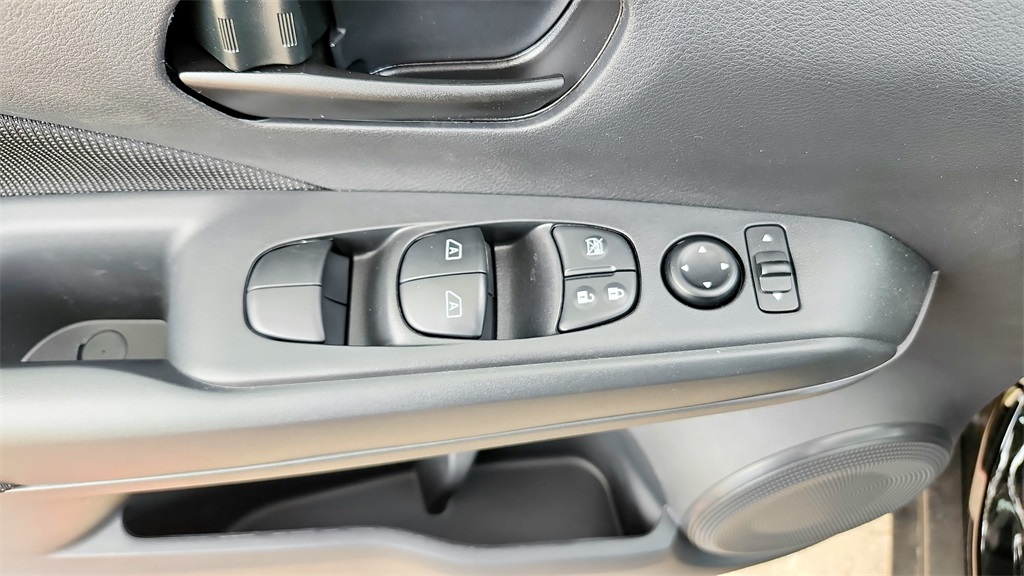 Vehicle image 23 of 28