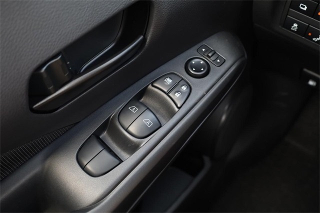Vehicle image 18 of 25