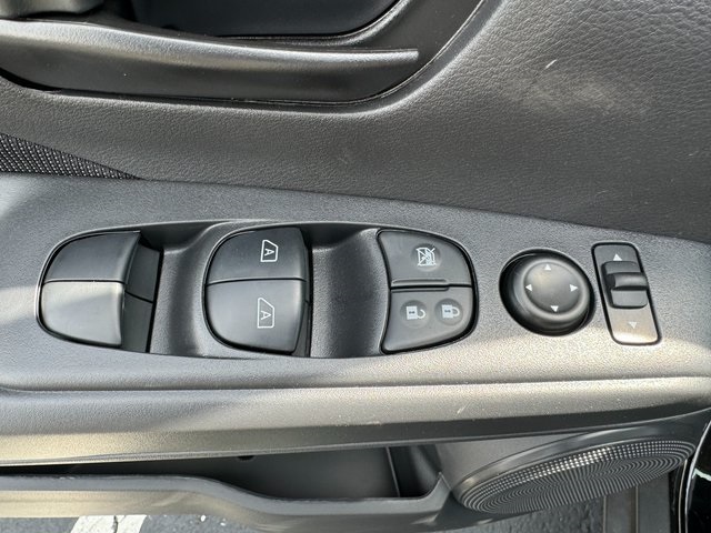 Vehicle image 13 of 21