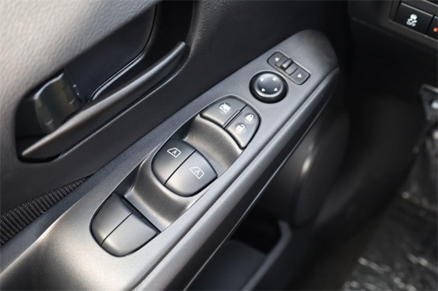 Vehicle image 18 of 25