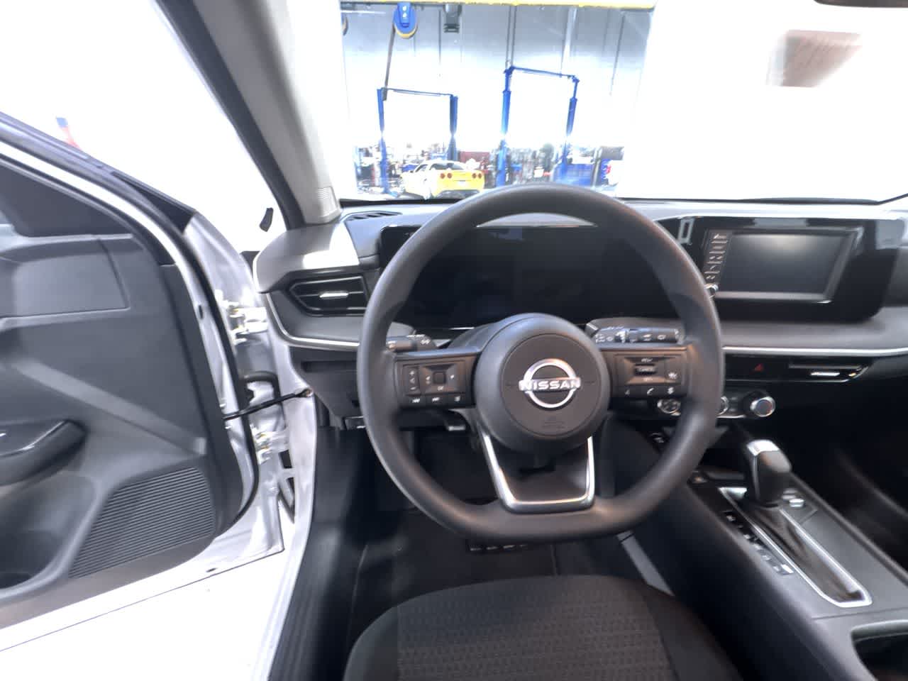 Vehicle image 17 of 40
