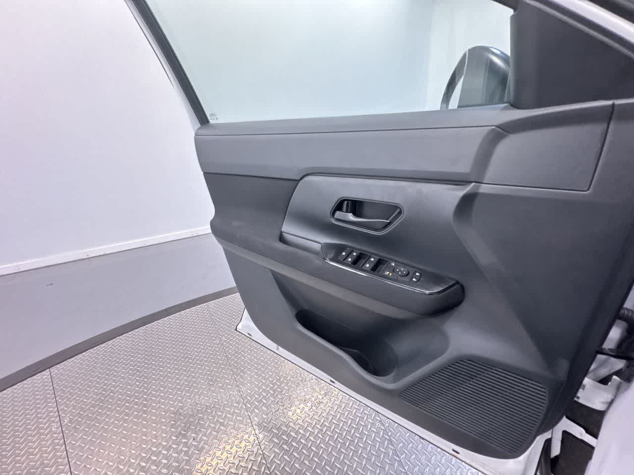 Vehicle image 26 of 40