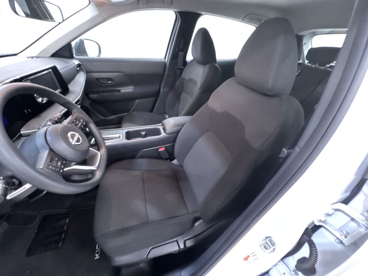 Vehicle image 16 of 40