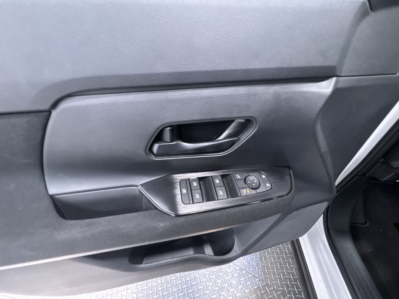 Vehicle image 25 of 40