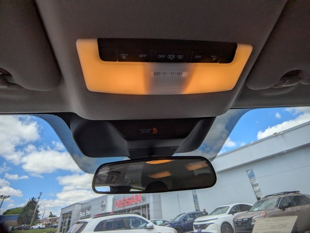 Vehicle image 13 of 27