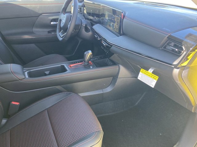 2025 Nissan Kicks SR Image 9 of 18