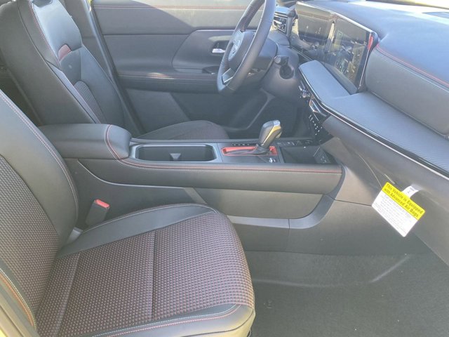 2025 Nissan Kicks SR Image 8 of 18