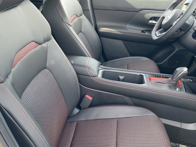 2025 Nissan Kicks SR Image 7 of 16