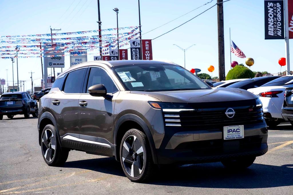 2025 Nissan Kicks SR Image 2 of 20