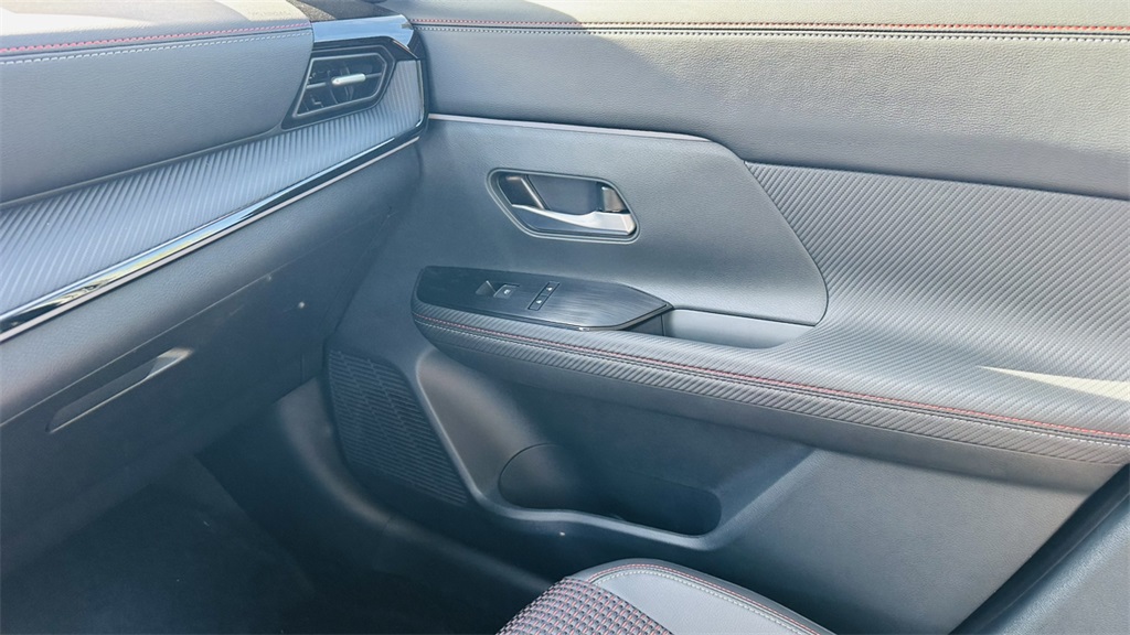 Vehicle image 25 of 29