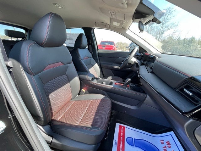 2025 Nissan Kicks SR Image 17 of 31