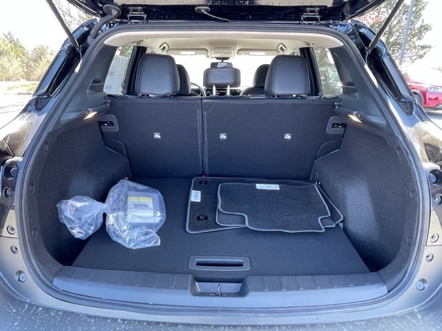 2025 Nissan Kicks SR Image 16 of 31