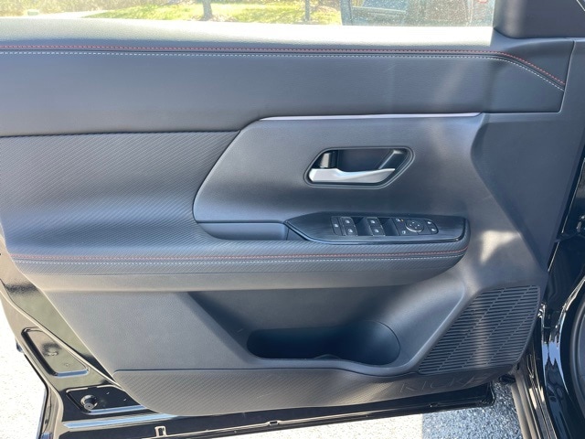 2025 Nissan Kicks SR Image 11 of 31