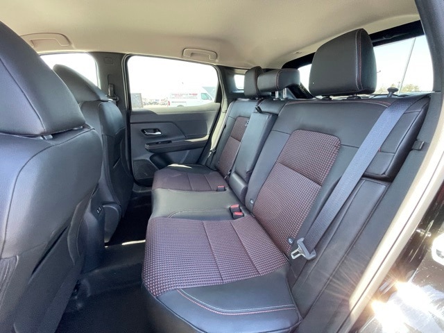 2025 Nissan Kicks SR Image 14 of 31