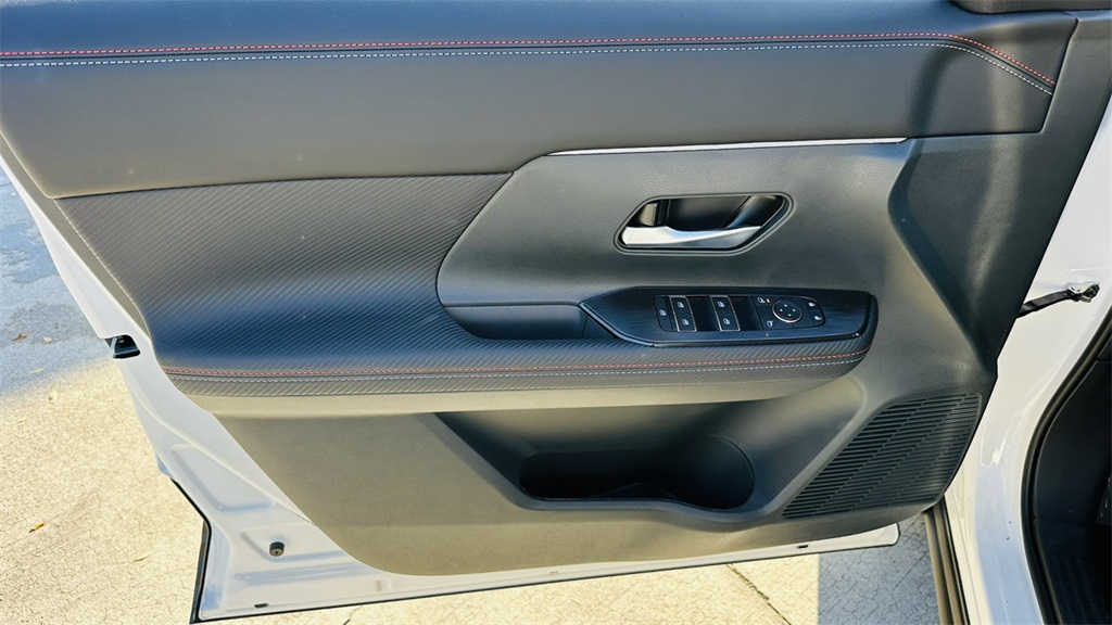 Vehicle image 18 of 29