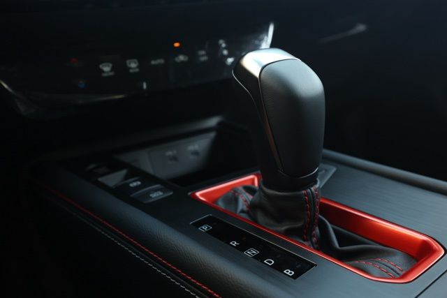 2025 Nissan Kicks SR Image 25 of 31