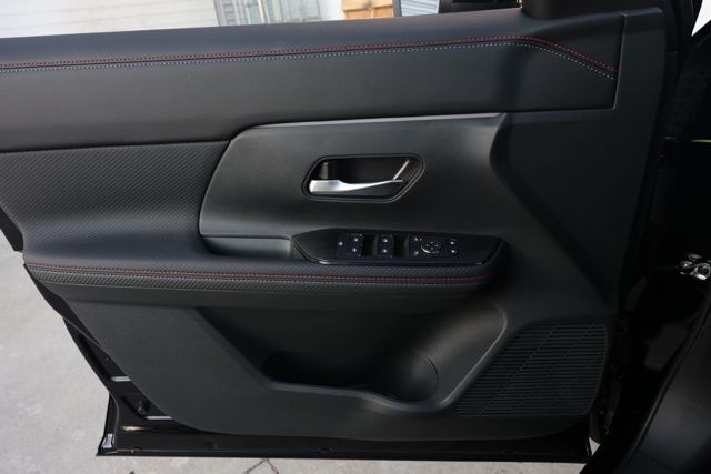 2025 Nissan Kicks SR Image 26 of 31