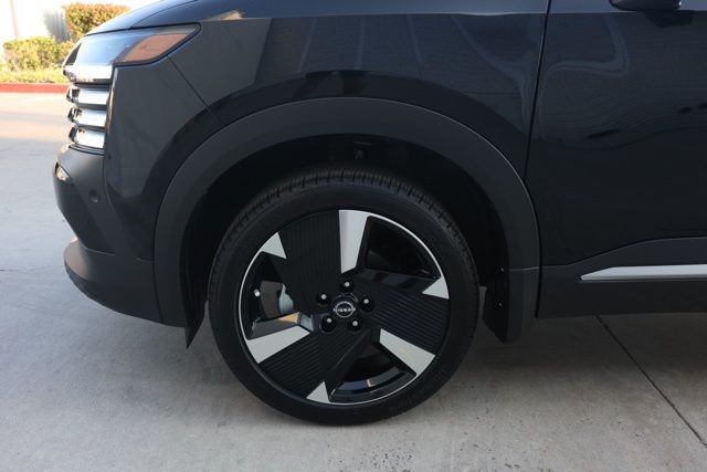 2025 Nissan Kicks SR Image 8 of 31