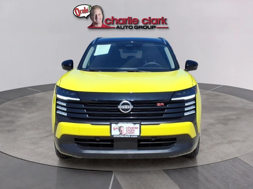 2025 Nissan Kicks SR Image 2 of 20