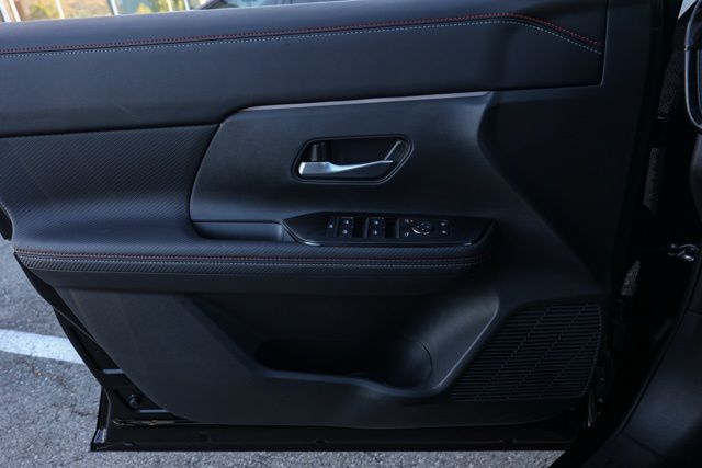 2025 Nissan Kicks SR Image 24 of 31