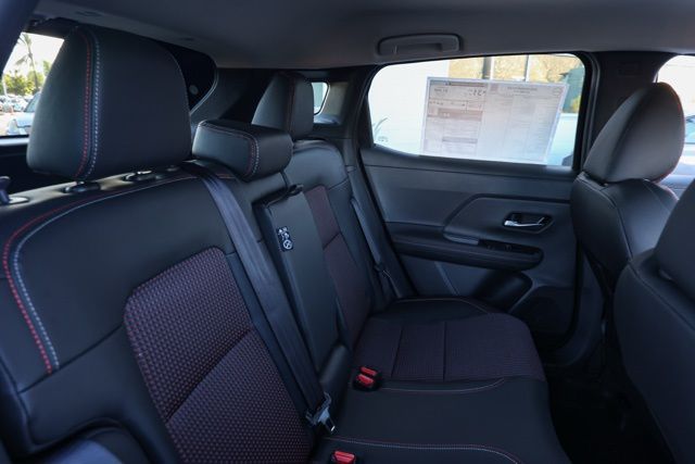 2025 Nissan Kicks SR Image 11 of 31