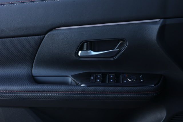 2025 Nissan Kicks SR Image 25 of 31