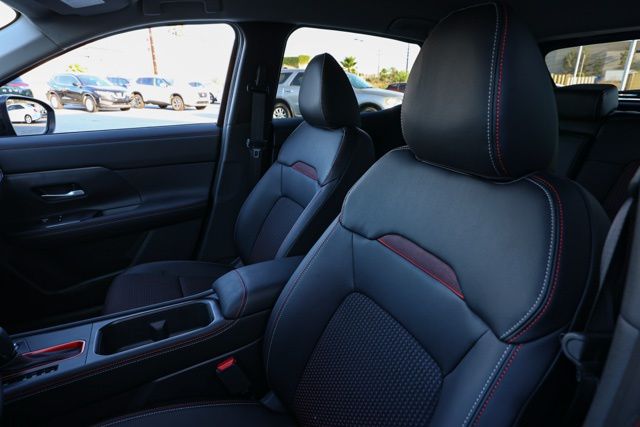 2025 Nissan Kicks SR Image 14 of 31