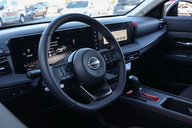 2025 Nissan Kicks SR Image 17 of 31