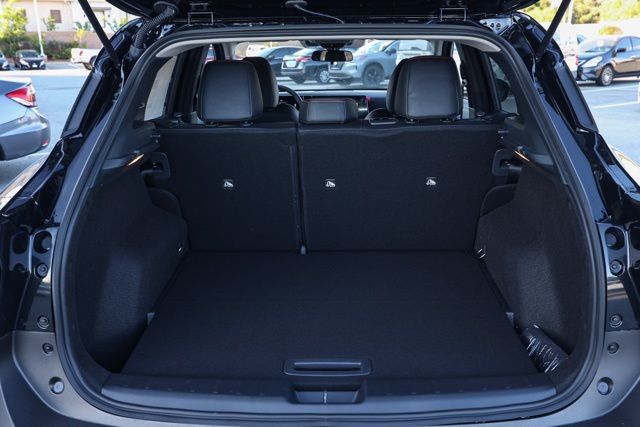 2025 Nissan Kicks SR Image 10 of 31