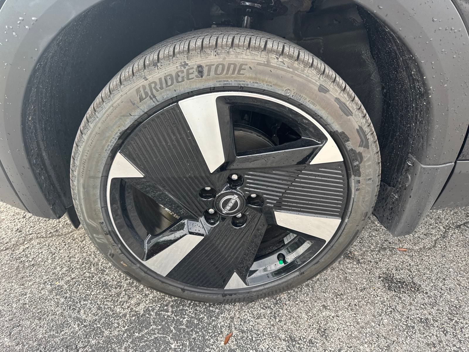 Vehicle image 11 of 24