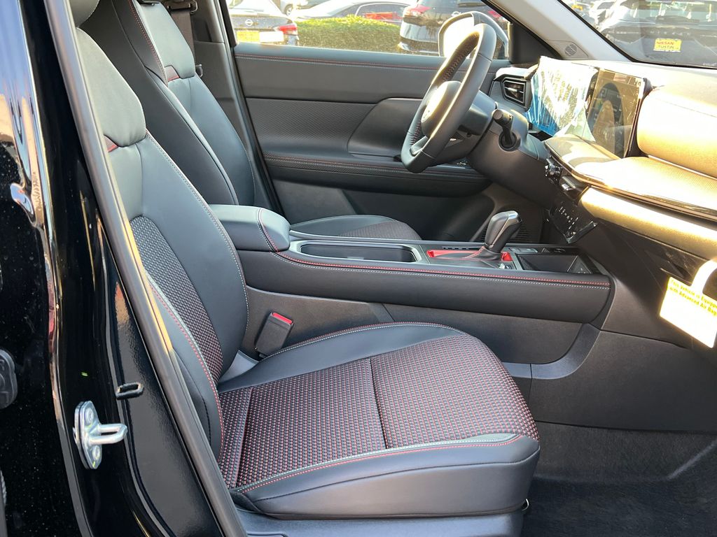 2025 Nissan Kicks SR Image 13 of 26