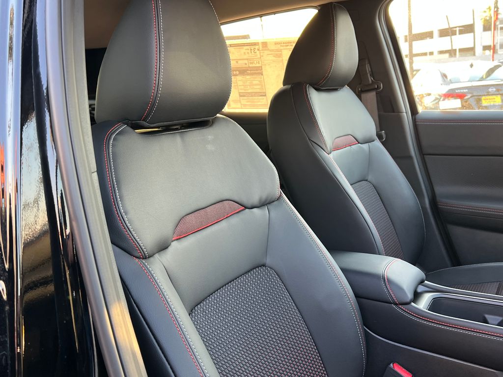 2025 Nissan Kicks SR Image 12 of 26