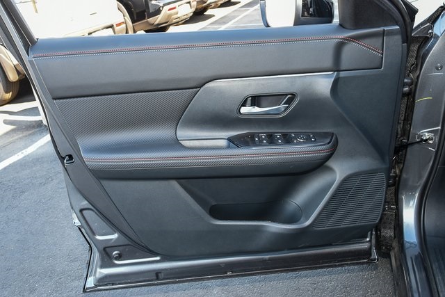 2025 Nissan Kicks SR Image 31 of 40