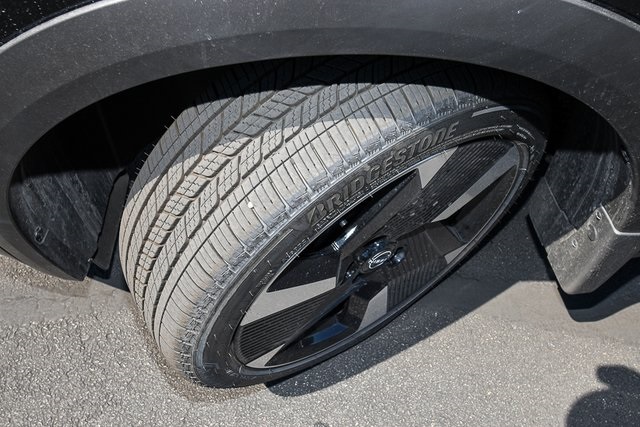 2025 Nissan Kicks SR Image 13 of 40