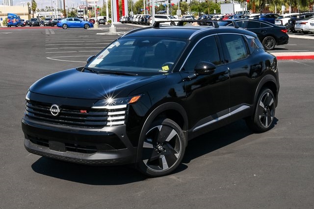 2025 Nissan Kicks SR Image 2 of 40