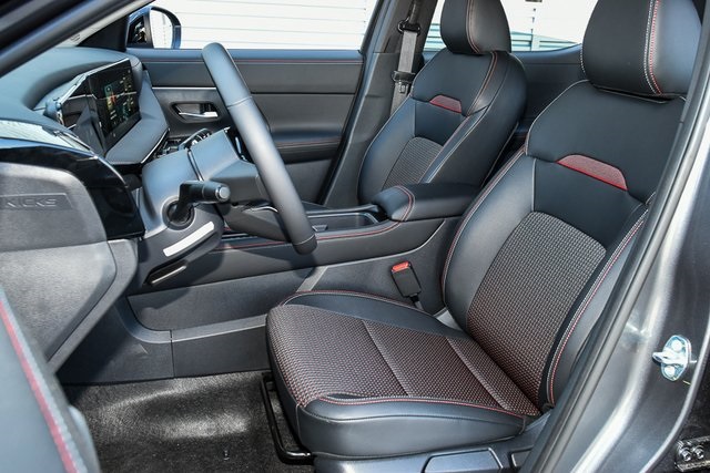 2025 Nissan Kicks SR Image 18 of 40