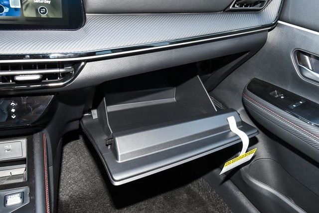 2025 Nissan Kicks SR Image 37 of 40