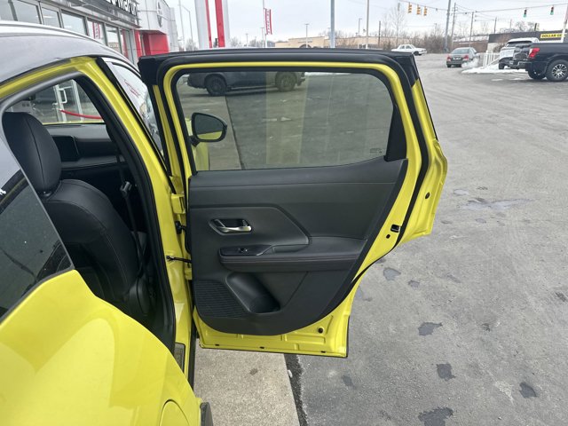 Vehicle image 28 of 77